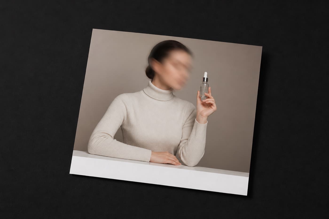 세럼 병을 든 모델의 인화 사진 아래쪽 가장자리에 빈 흰 띠가 붙어 있다